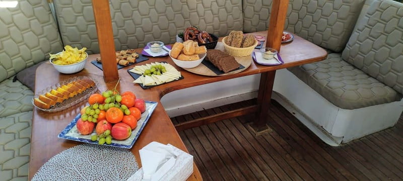 Gran Canaria: Catamaran Tour with Lunch and Drinks - Setting out from Arguineguín on a four-hour cruise