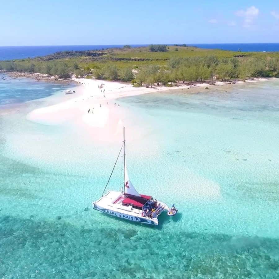Grand Baie: Catamaran 3 Islands Cruise & Lunch on the Island - The return ride, music, and a social mood