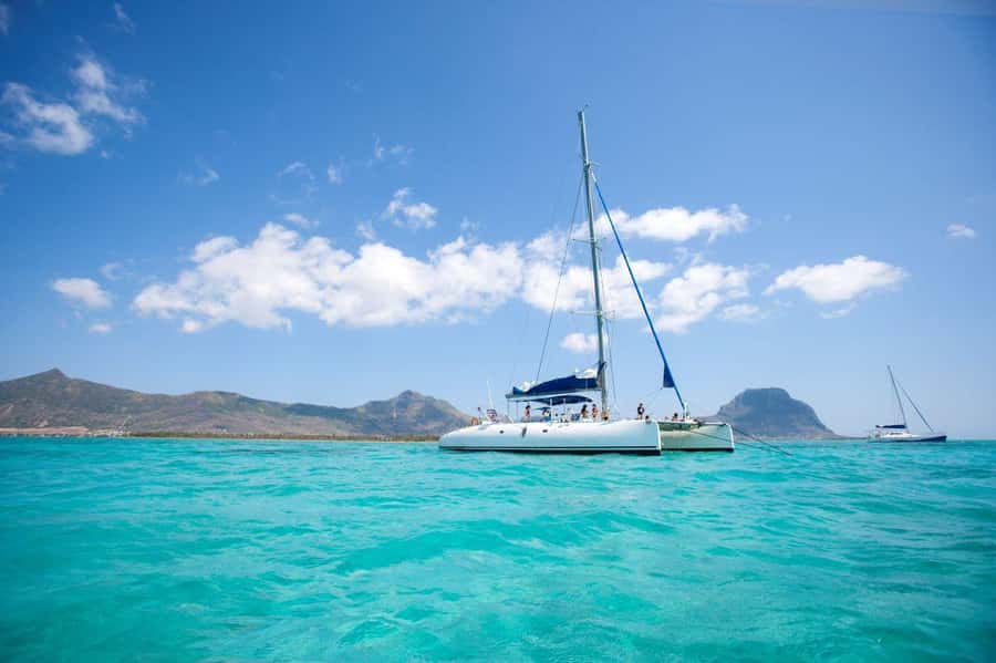 Grand Baie: Catamaran 3 Islands Cruise & Lunch on the Island - The crossing to the northern islands