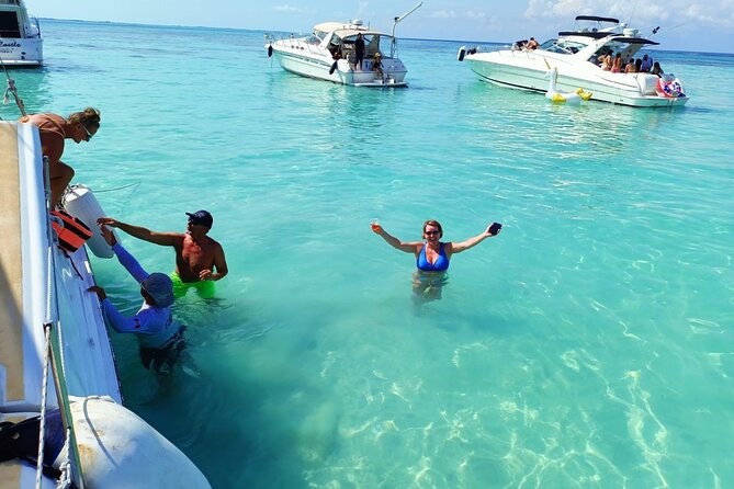 Isla Mujeres Premium Tour in Private Catamaran with Lunch - Lunch and drinks at Club Playa Mexico