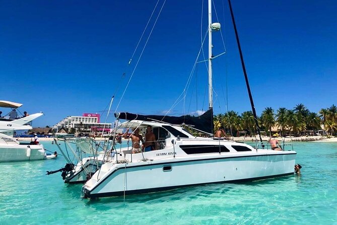 Isla Mujeres Private Catamaran, Cruising, Snorkeling having Fun!! - Sailing the coast and reaching El Meco reef