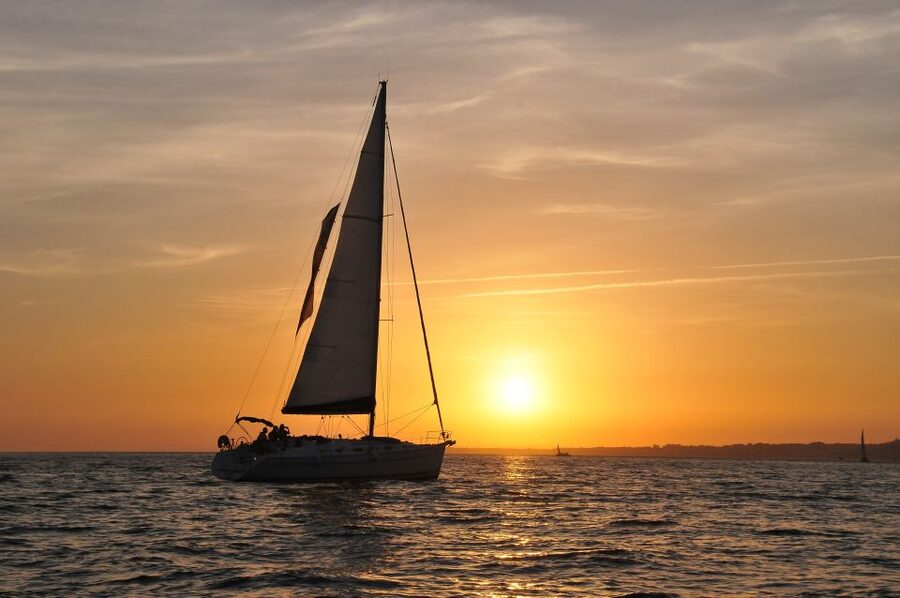 Lisbon 2H Private Tour by SAILBOAT / SAIL or POWER CATAMARAN - Comfort, clothing, and family details