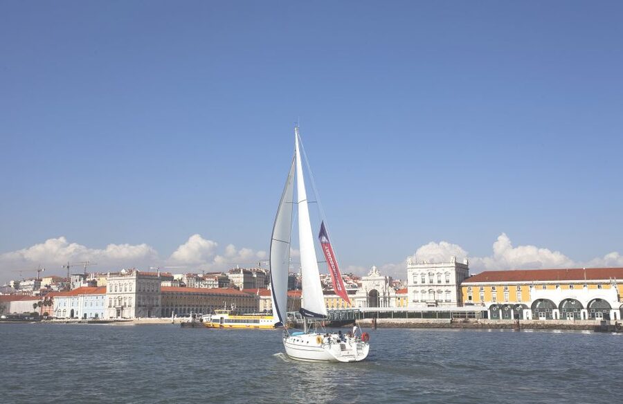 Lisbon 2H Private Tour by SAILBOAT / SAIL or POWER CATAMARAN - How the crew affects the experience
