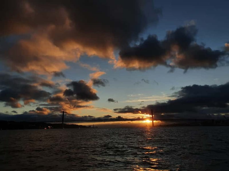 Lisbon: Catamaran Cruise with Drinks & Pastel de Nata - Almada and Christ the King across the water