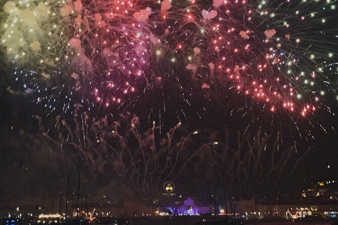Lisbon NYE Fireworks Catamaran Cruise with Food and Drinks - Praça do Comércio and the fireworks view
