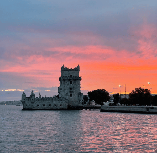 Lisbon: Private Luxury Catamaran Tour with Welcome Drink - What comes with the welcome drink, bar, and catering