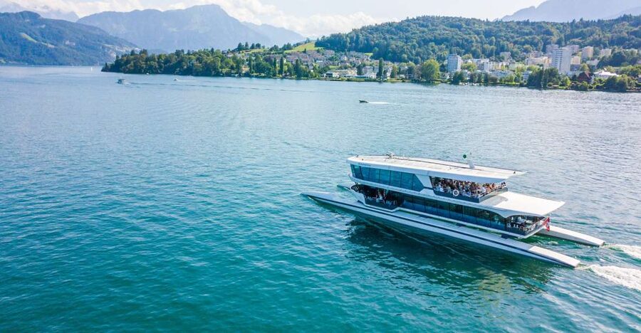 Lucerne: Round-Trip Catamaran Cruise on Lake Lucerne - The first views across Lucerne Bay