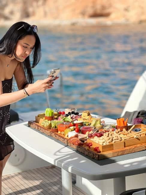 Majorca: Dinner aboard a private catamaran with snorkeling and paddle surfing - Key points at a glance