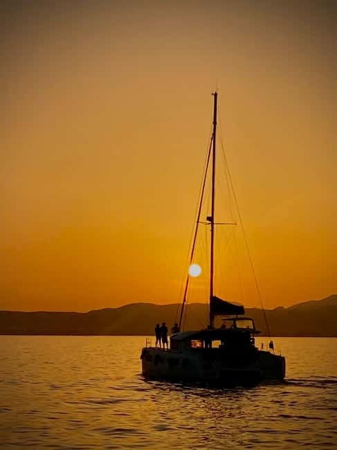 Majorca: Dinner aboard a private catamaran with snorkeling and paddle surfing - Leaving from Marina Palma Cuarentena