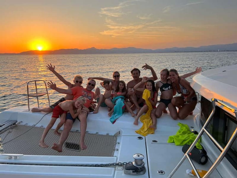 Majorca: Dinner aboard a private catamaran with snorkeling and paddle surfing - Dinner as the sun sets over the sea