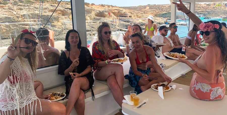 Malta: Blue Lagoon Evening Catamaran Cruise - Sunset, cocktails, and the return to Bugibba