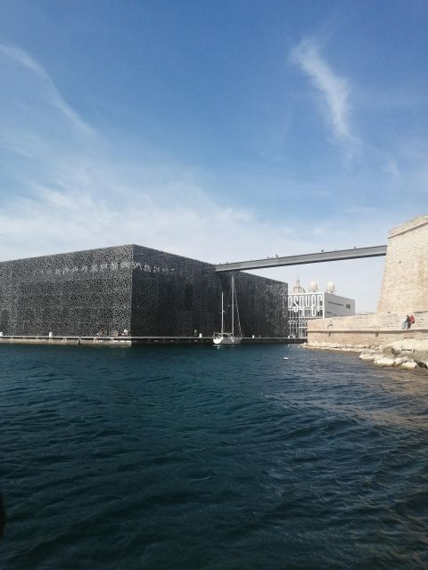 Marseille: Catamaran cruise to discover Frioul Islands - Morgiret cove and the water activities