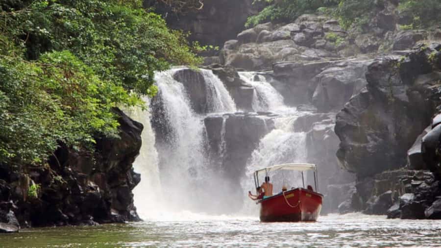 Mauritius: Ile aux Cerf Catamaran w/Waterfall Visit & Lunch - Arriving at Ile aux Cerfs