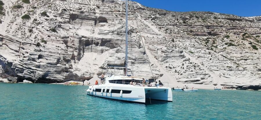 Milos: Full-Day Catamaran Cruise with Food and Open Bar - Glaronisia, Sarakiniko, Klima, and Skinopi
