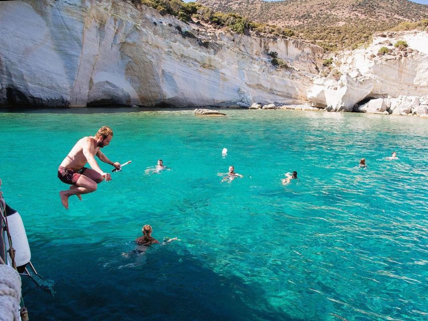 Milos: Kleftiko Morning Catamaran Cruise with Lunch & Drinks - Sailing back on a comfortable catamaran