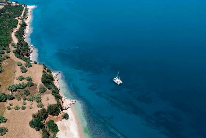 Nafplio: Catamaran Cruise with Meal and Drinks - Local food, wine, and a comfortable boat