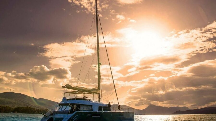 Naxos: Catamaran Cruise with Lunch & Drinks - The crew makes the difference