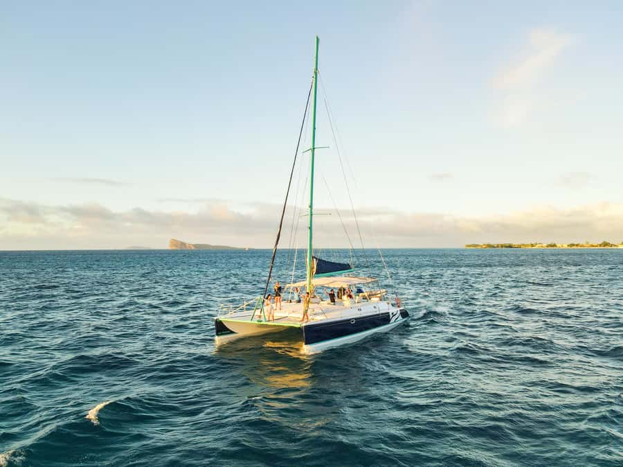 North of Mauritius: Sunset Catamaran Cruise, Drinks & Snacks - Drinks, snacks, and the onboard mood