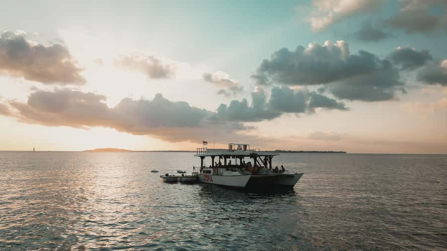 Nusa Lembongan: 4-in-1 Half-Day Catamaran Snorkeling Cruise - Nusa Lembongan and Nusa Penida from the water