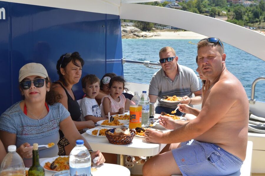 O Grove: Ría de Arousa Catamaran Tour with Seafood Lunch - The beach stop and the swim