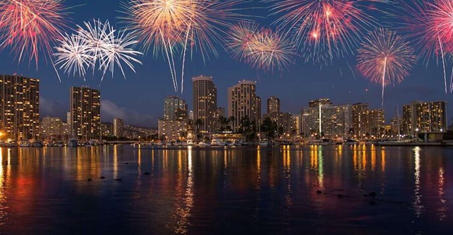 Oahu: Waikiki Friday Night Fireworks Catamaran (Wahine Koa) - My take on the experience