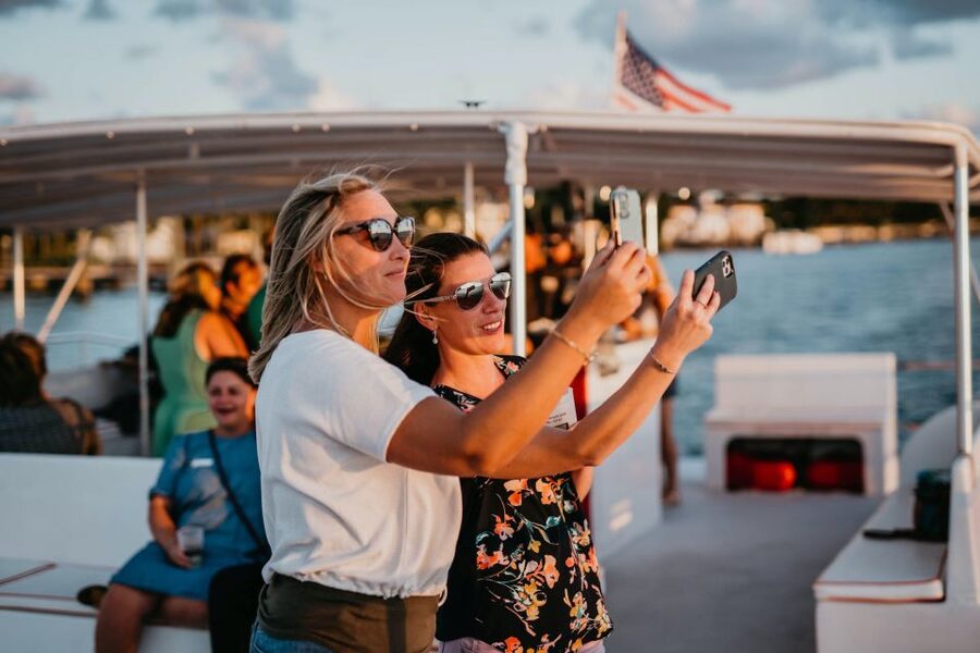 Palm Beach: Sightseeing Catamaran Cruise - Meeting the crew at 141 South Flagler Drive