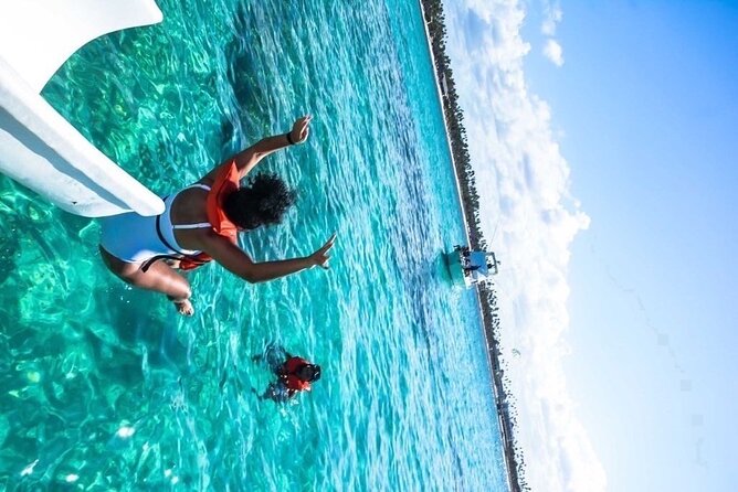 Party boat in Catamaran with Open Bar adults only - A three-and-a-half-hour schedule that leaves room for dinner