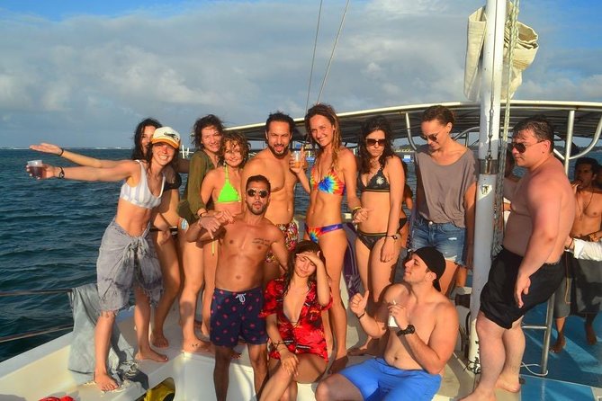Party boat in Catamaran with Open Bar Only Adults + Snorkeling - Boarding at 1:30 pm and getting to the boat