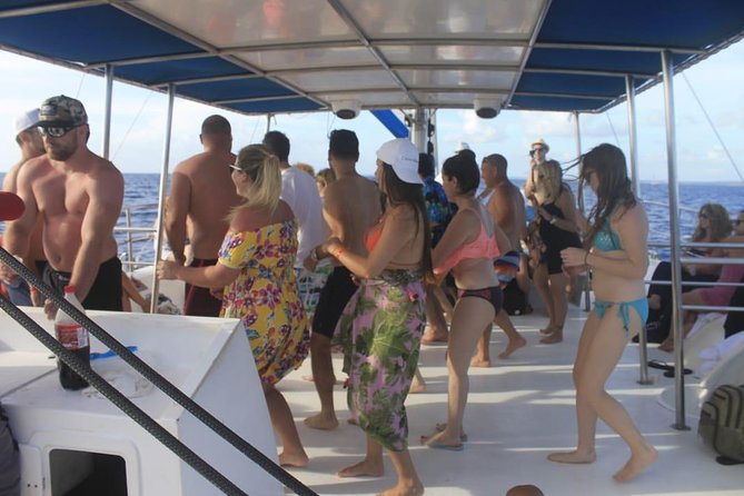 Party boat in Catamaran with Open Bar Only Adults + Snorkeling - The natural pool stop