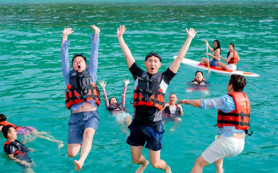 Pattaya: 2 Islands one day trip on Catamaran with Lunch - The catamaran’s best features