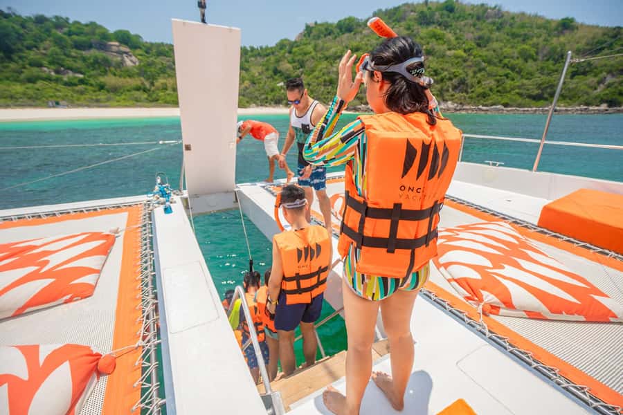 Pattaya: 3 Islands Hopping Day Tour on Catamaran with party - Crowd size and service can shape the day