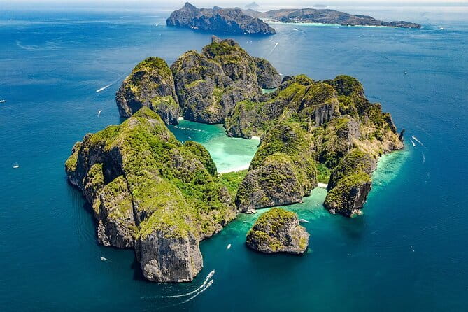 Phi Phi Maya and Maithon by Indigo Luxury Catamaran in Phuket - The first snorkeling session near Phi Phi