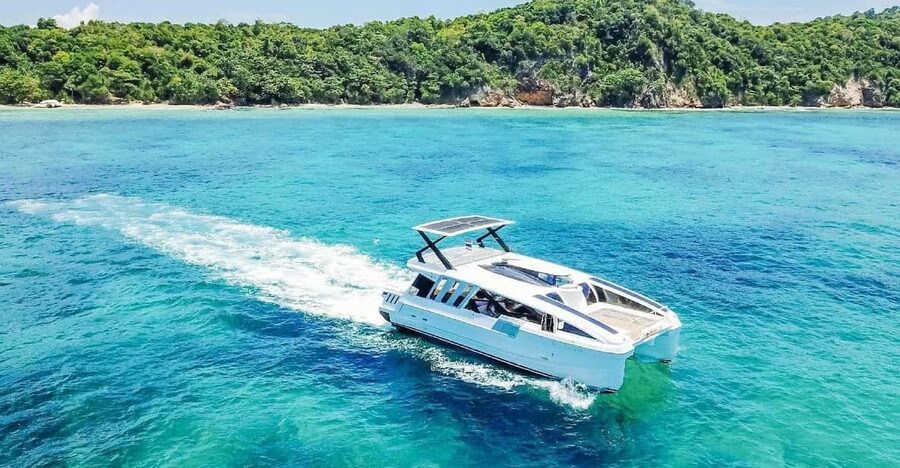 Phuket: Phi Phi & Maithon Island Day Trip by Power Catamaran - The guide and group atmosphere