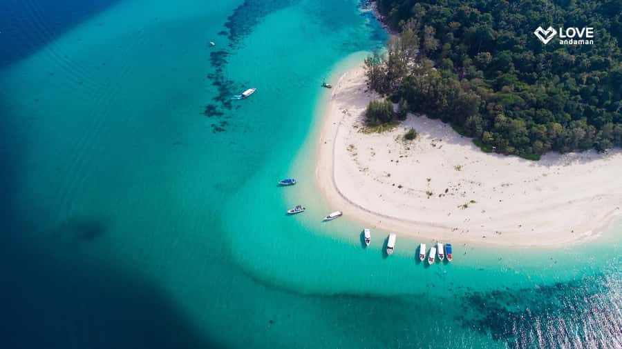 Phuket: Phi Phi Maiton Island Sunset Premium Catamaran Tour - Phi Phi Don lunch at Tonsai Seafood Restaurant