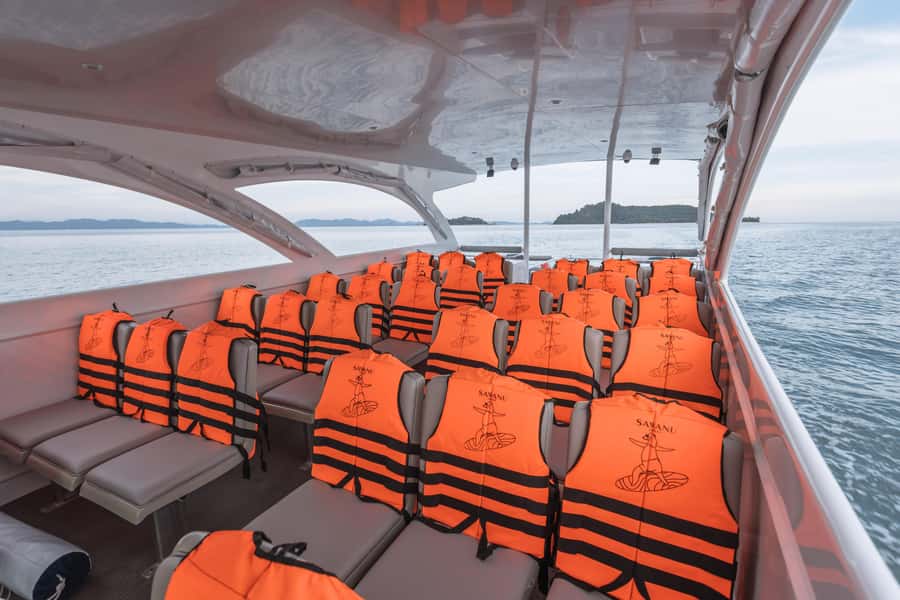 Phuket: Phi Phi, Maya & Bamboo By Premium Speed Catamaran - Lunch and a short break on Phi Phi Don