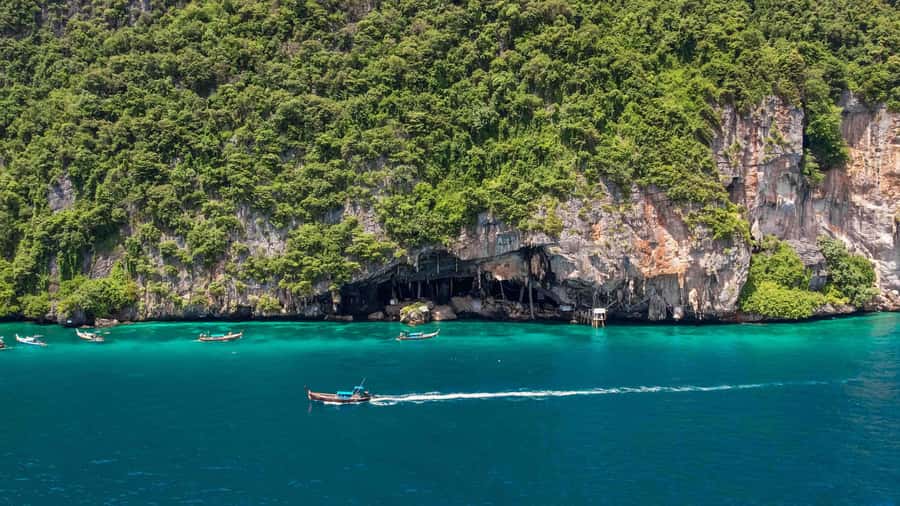 Phuket: Phi Phi, Maya & Bamboo By Premium Speed Catamaran - Guides, food, and the human side of the day