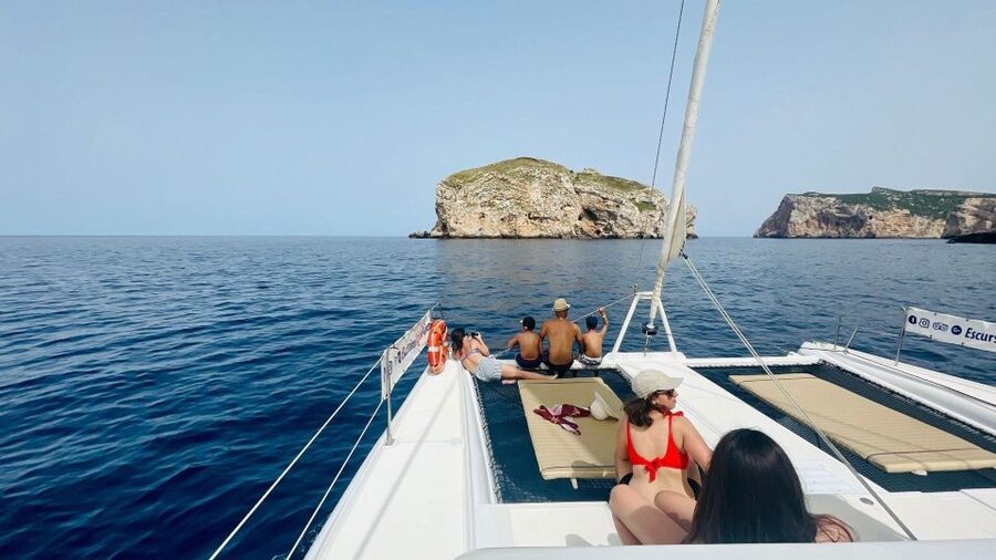 Porto Conte: Sunset catamaran excursion with aperitif - Languages, weather, and useful planning details