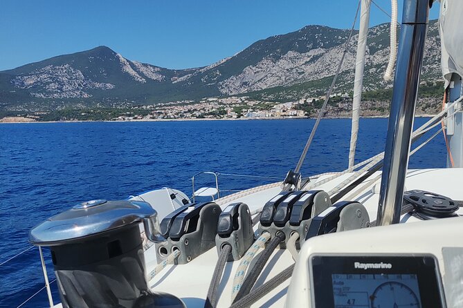 Private catamaran sailing trip around La Caletta -Berchida - Sardinia - The private catamaran is the real selling point