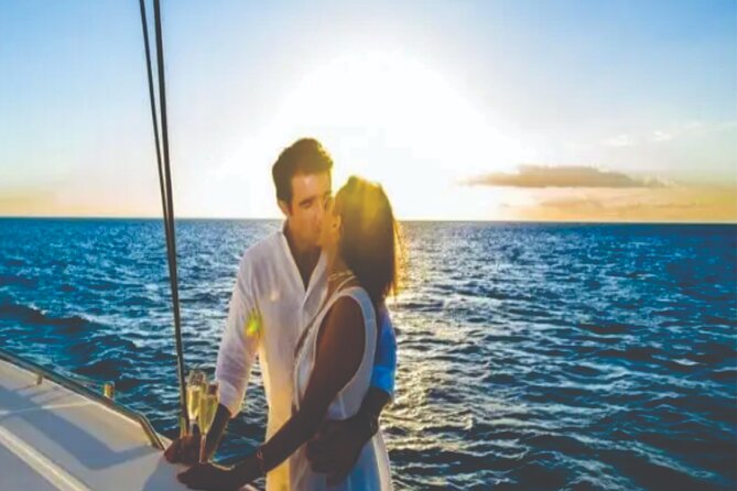 Private tour on a LUXURY Catamaran (Sunset and Wine Tour) - Meeting at Alcântara before sunset