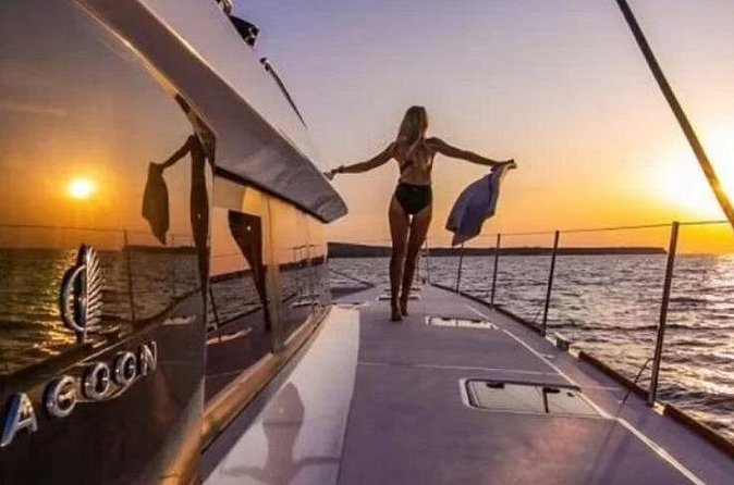 Private tour on a LUXURY Catamaran (Sunset and Wine Tour) - The Monument to the Discoveries from the river