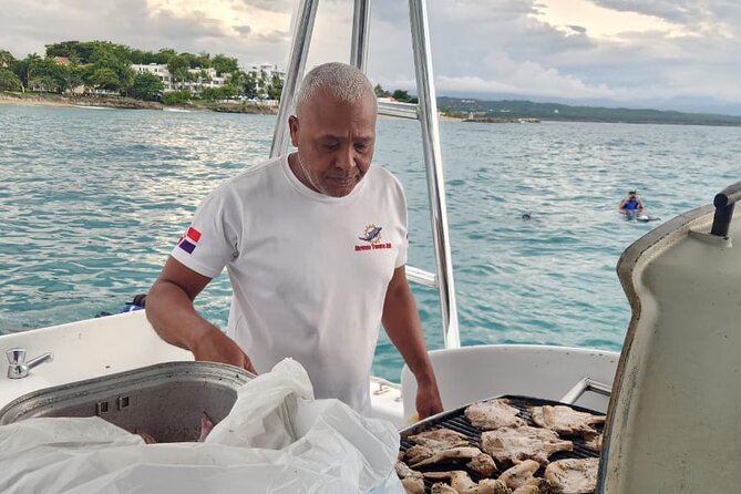 Puerto Plata : Party Boat Catamaran to Sosúa Bay - Dancing, games, and the party atmosphere