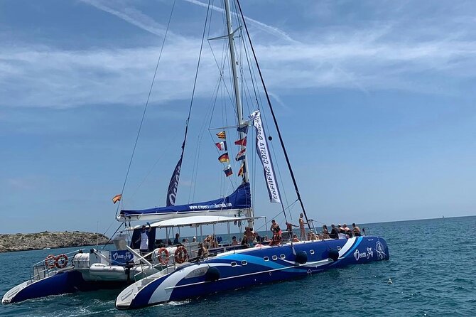 Relax Sailing Catamaran along the Costa Daurada - How crowded is a boat with space for 104 people?