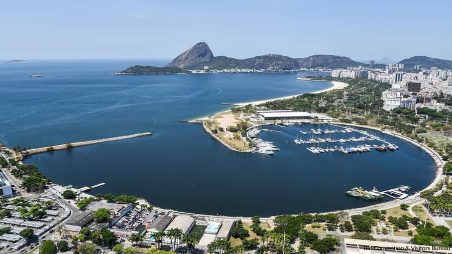 Rio: Guanabara Bay Boat Tour - Crossing toward Niterói and the Rio-Niterói Bridge