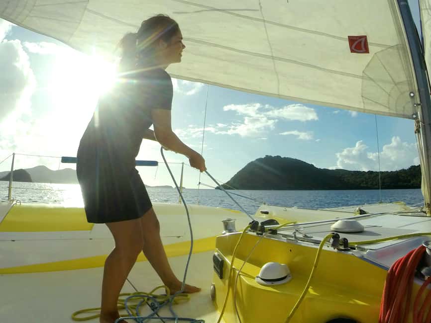 Sailing catamaran in La Baie des Saintes - How the small group changes the experience