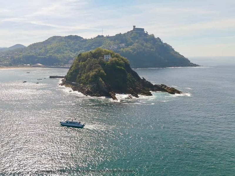 San Sebastián: Sunset Cruise on a Sustainable Catamaran - The hybrid catamaran and its quiet ride
