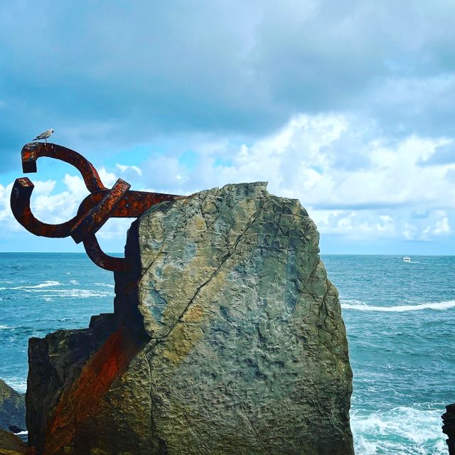 San Sebastian: Sustainable Catamaran Cruise with Audio Guide - Miramar Palace and the final sweep of the bay