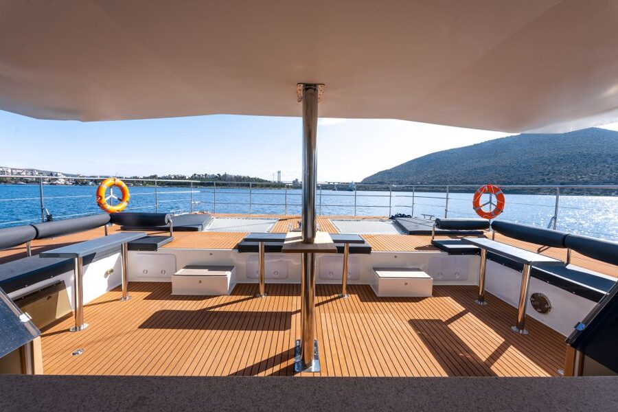 Santorini: Catamaran Caldera Cruise with Meal and Drinks - Crew service and the size of the boat