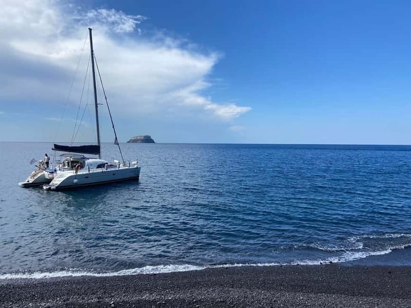 Santorini: Catamaran Cruise with Food and Drinks - Why a catamaran is a smart way to see Santorini