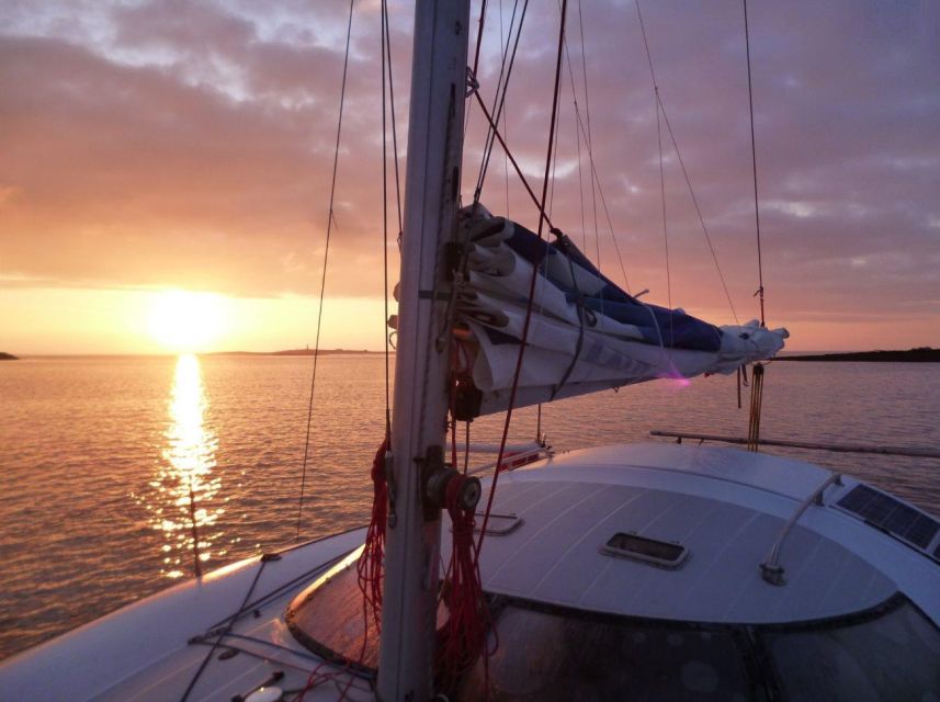 Santorini:Catamaran: private cruise with food & drinks - Old Volcano and the Hot Springs meal stop