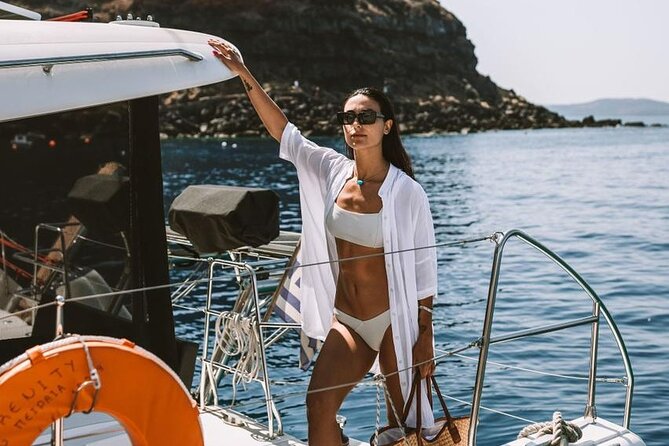 Santorini Oia: Private Sunset Catamaran Cruise with BBQ & Drinks - White Beach and Red Beach